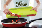 2 IN 1 CUT AND CHOP PLASTIC CHOPPING BOARD - Image 5